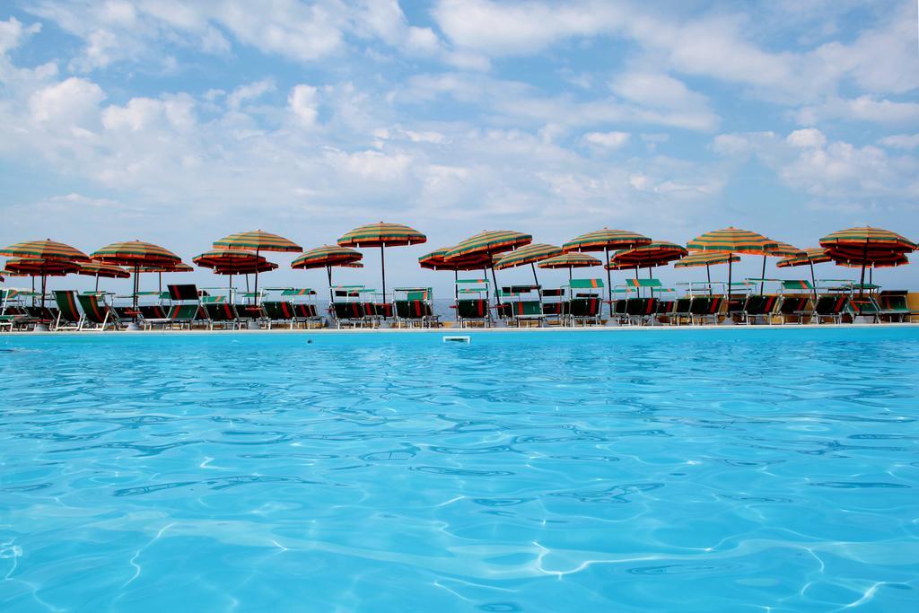 Sunbay Park Hotel Civitavecchia Exteriör bild