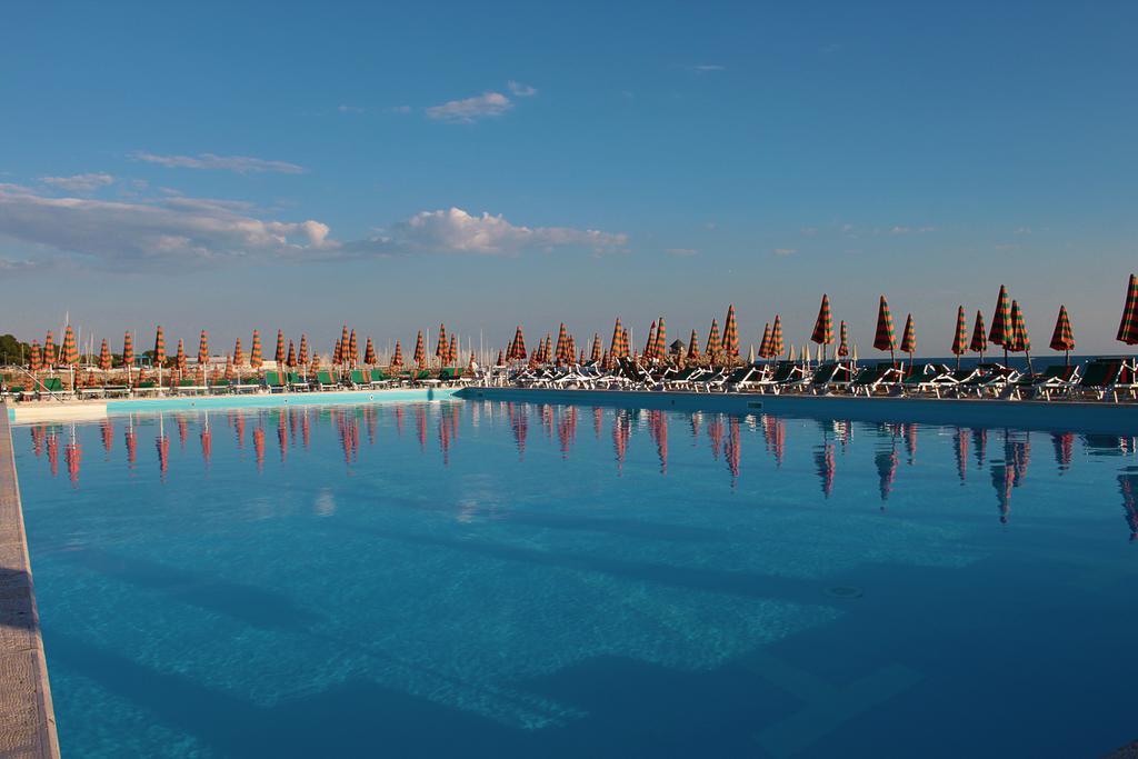Sunbay Park Hotel Civitavecchia Exteriör bild